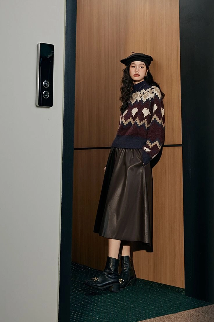 Chân váy nâu chất liệu da tạo outfit mới lạ