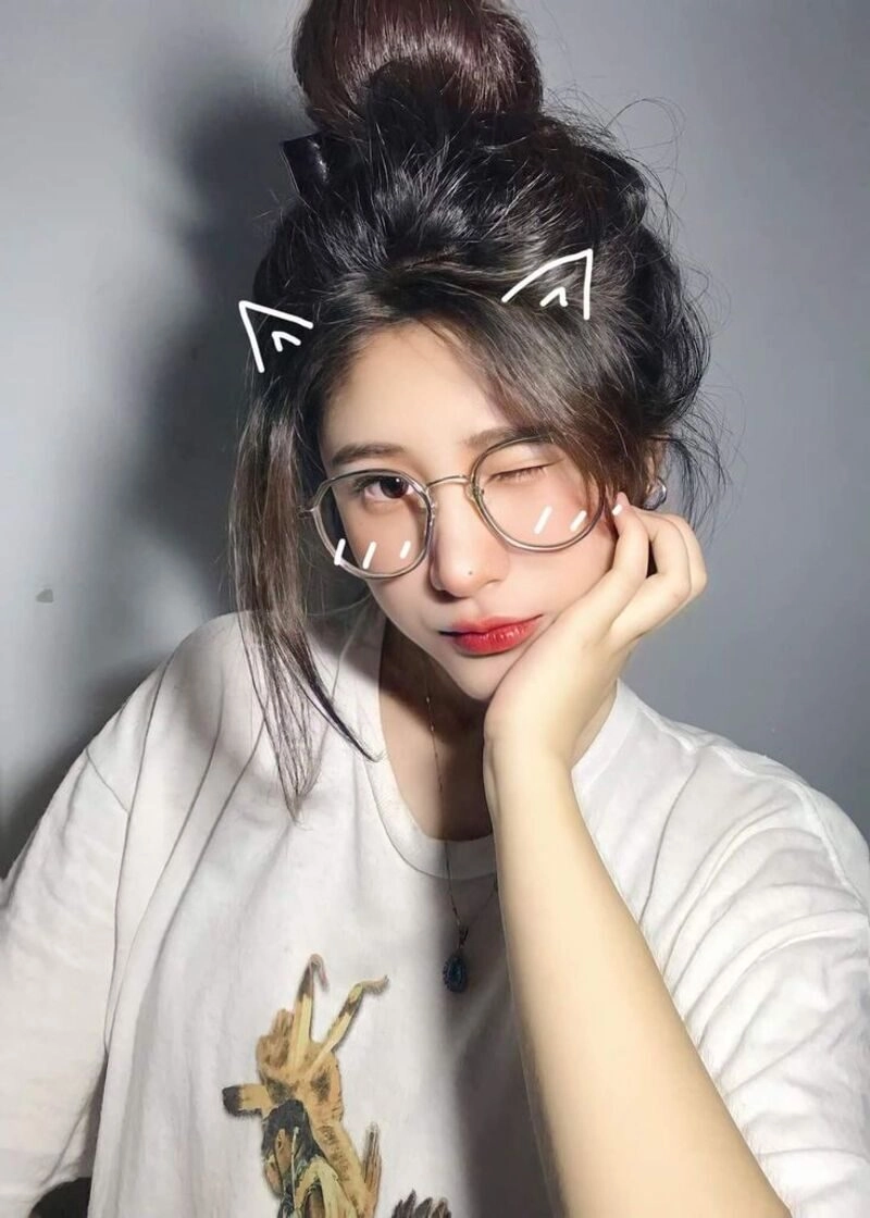 ảnh gái xinh đeo kính 2k7