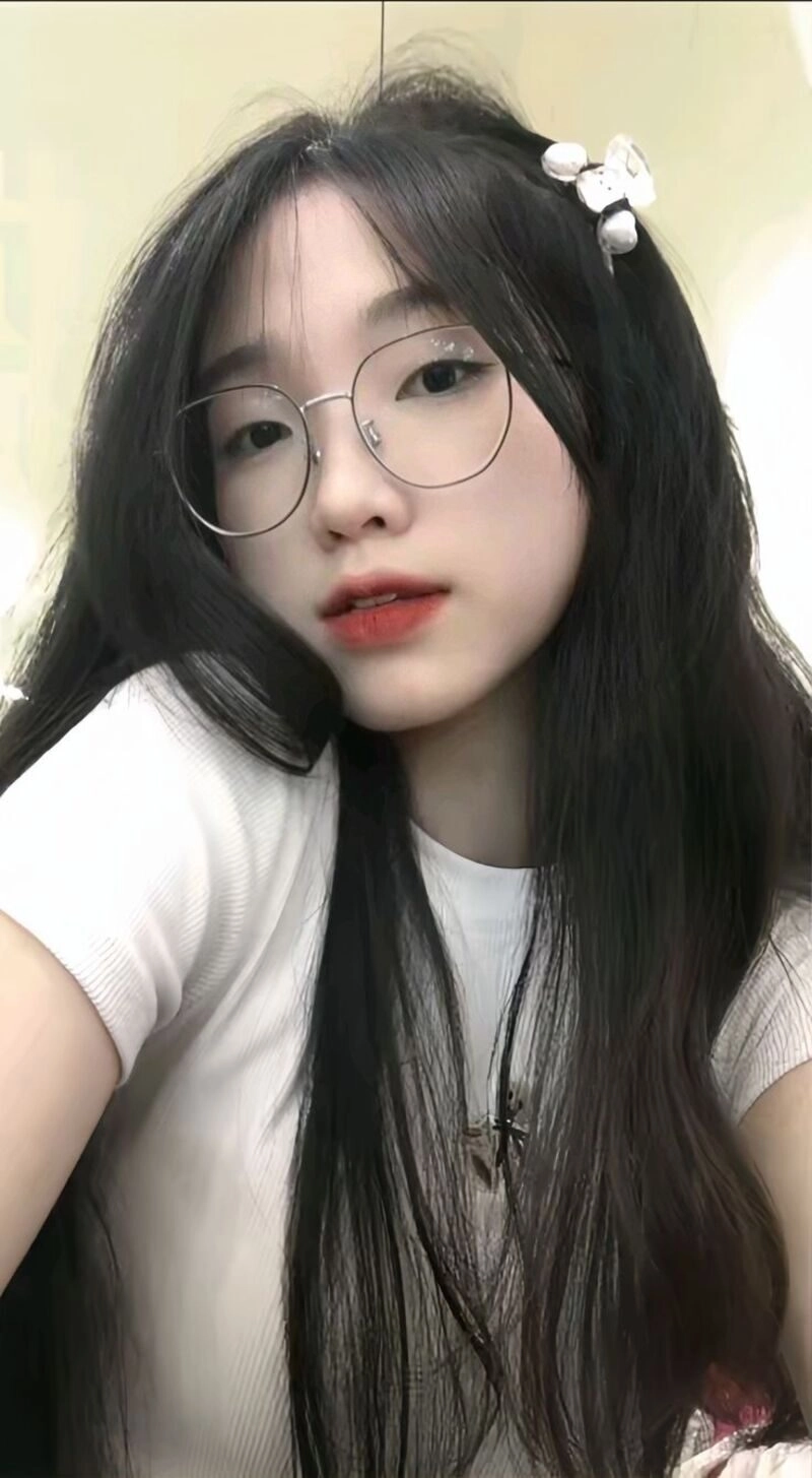 ảnh gái xinh đeo kính tròn