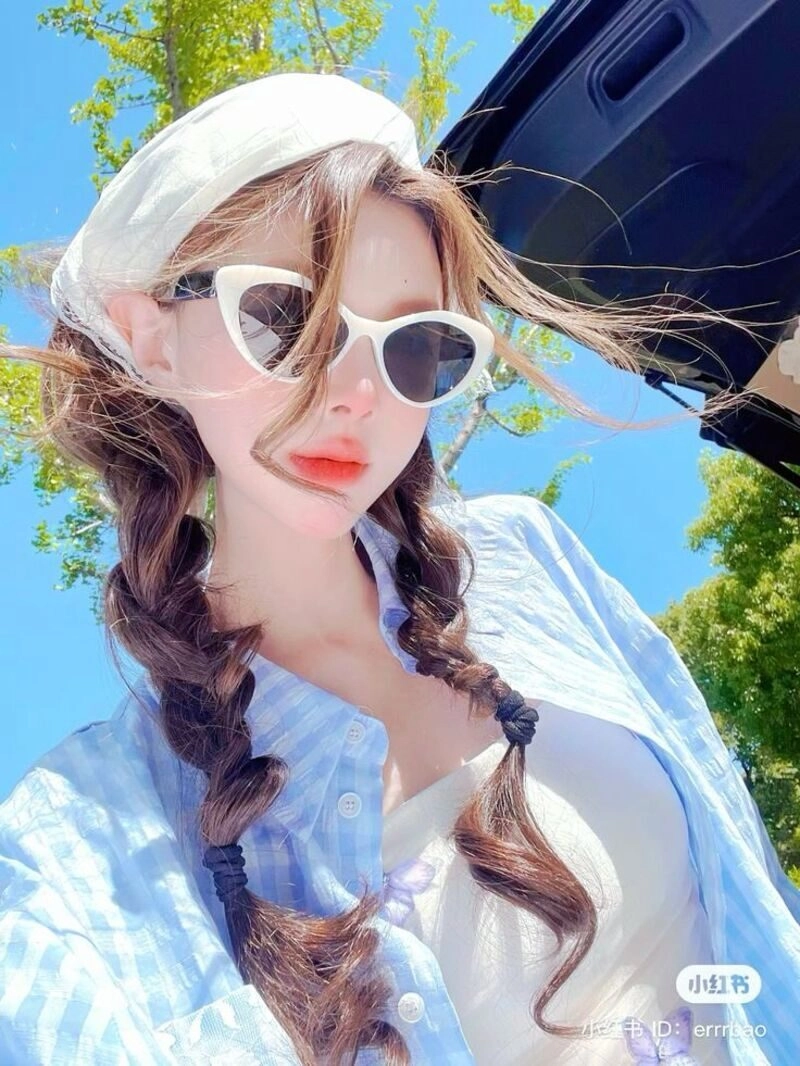 ảnh gái xinh đeo kính đen