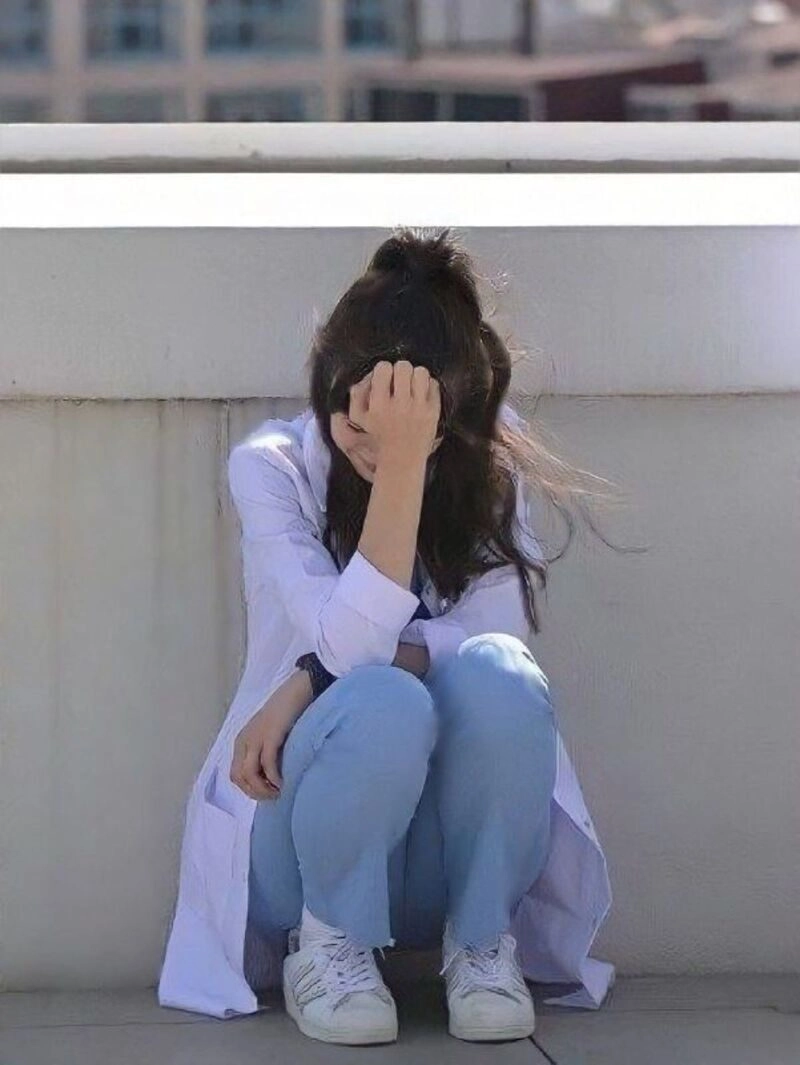 ảnh khóc che mặt nữ