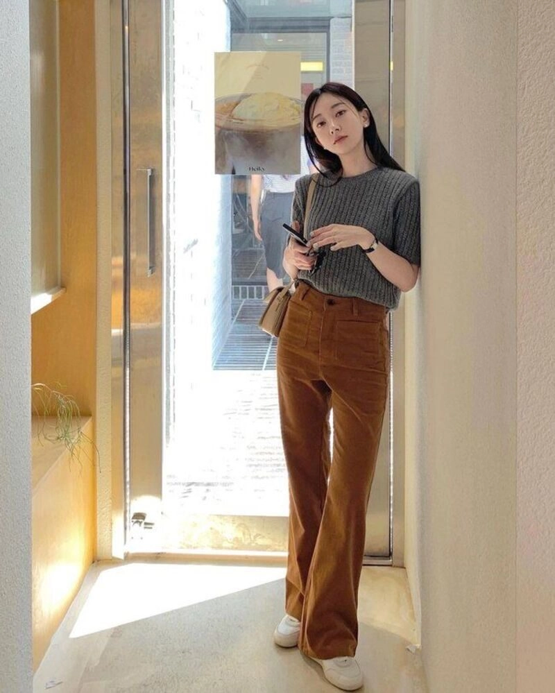 Áo xám phối quần màu gì? 15+ Gợi ý phối đồ cực chất cho nữ