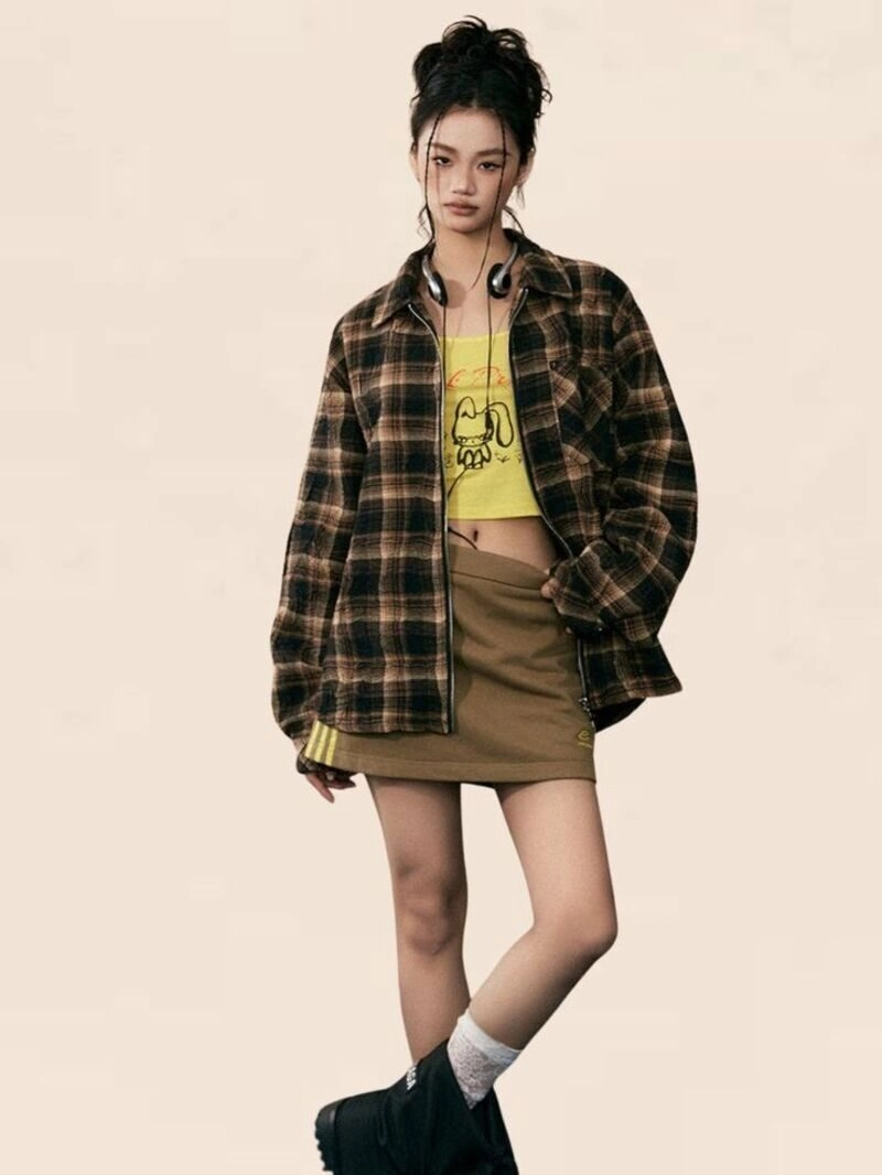 Chân váy nâu rêu phối áo màu gì cá tính năng động