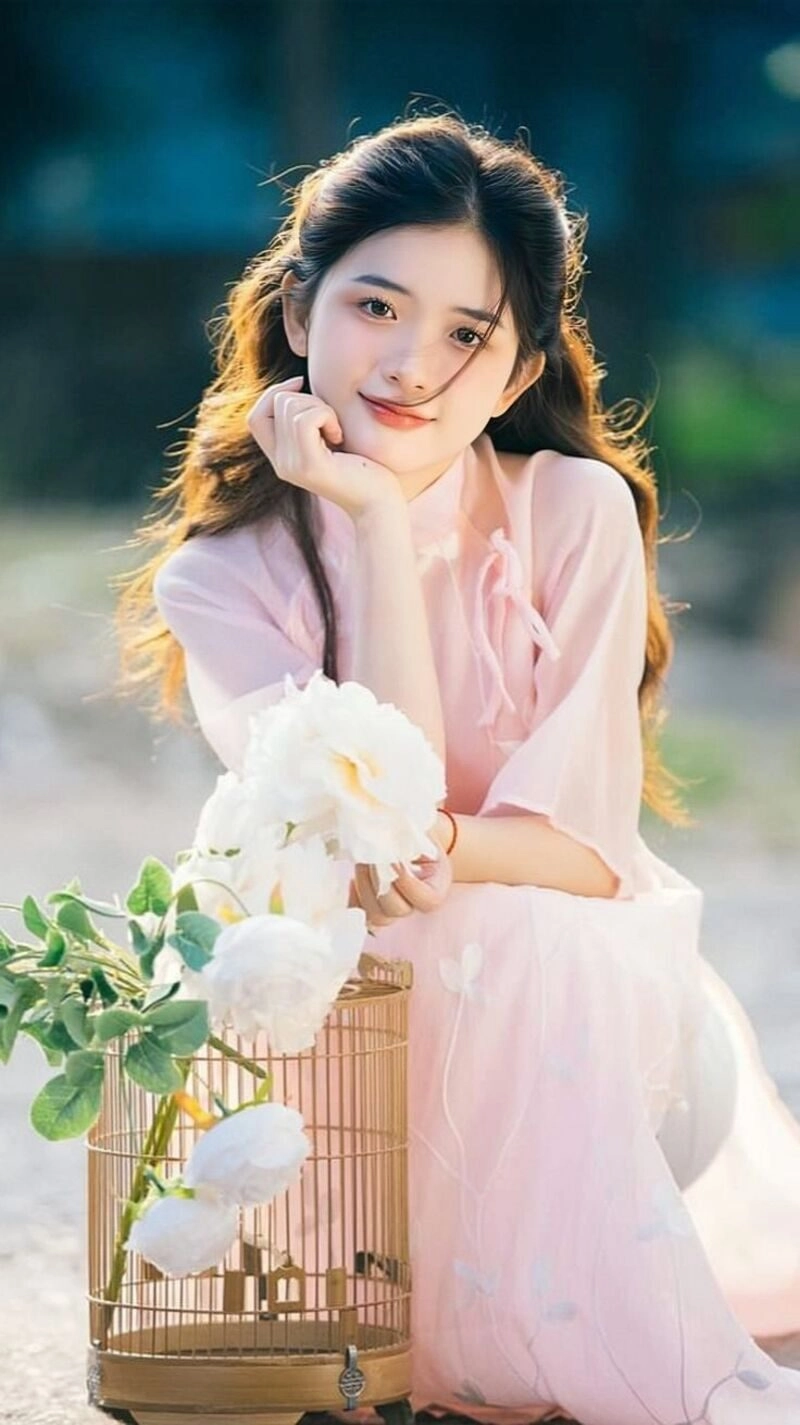 hình ảnh cô gái mặc áo dài đỏ