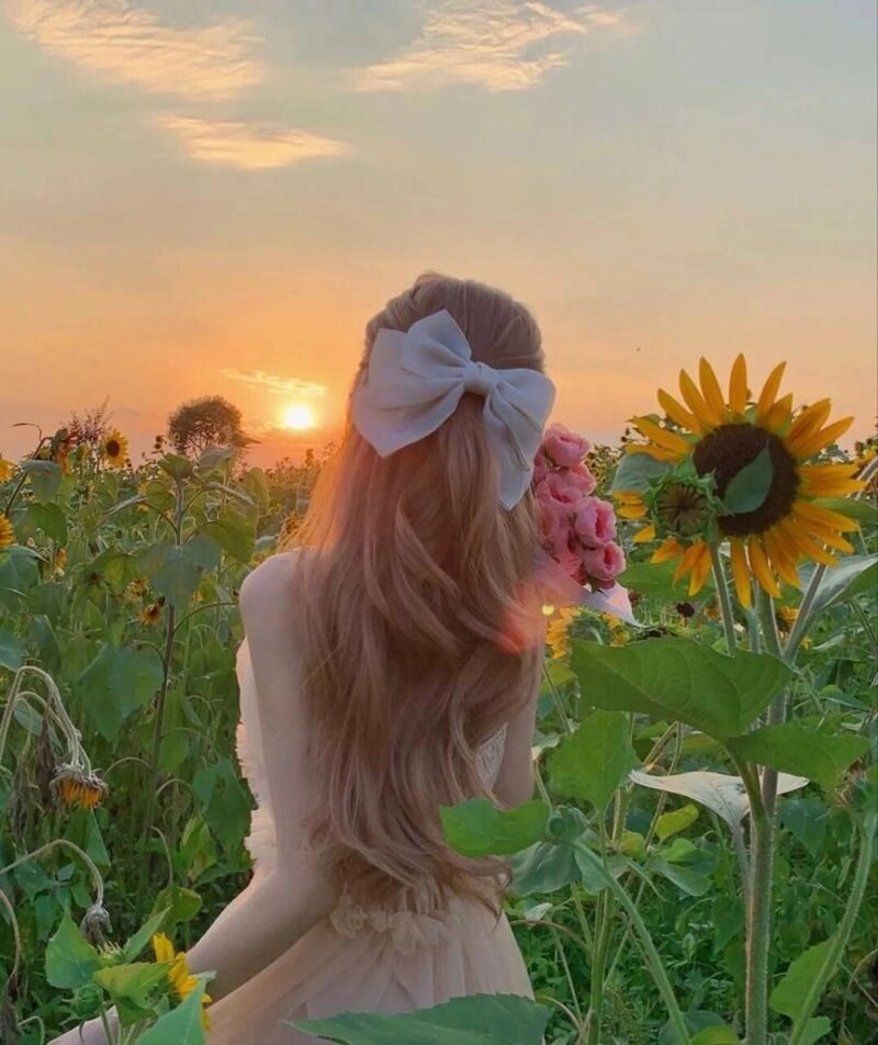 hình ảnh cô gái quay lưng buồn