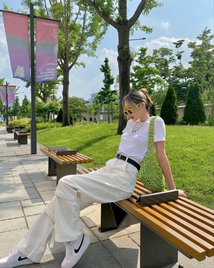 quần jean ống suông mặc với áo gì