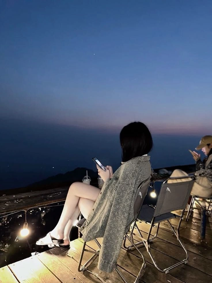 ảnh chụp sau lưng buồn