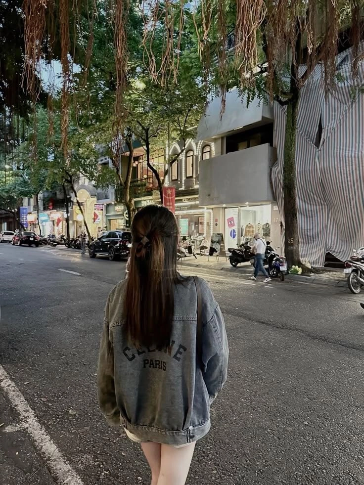 ảnh chụp sau lưng buồn