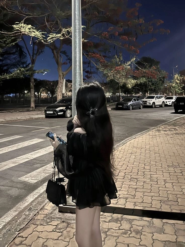 ảnh chụp sau lưng buồn