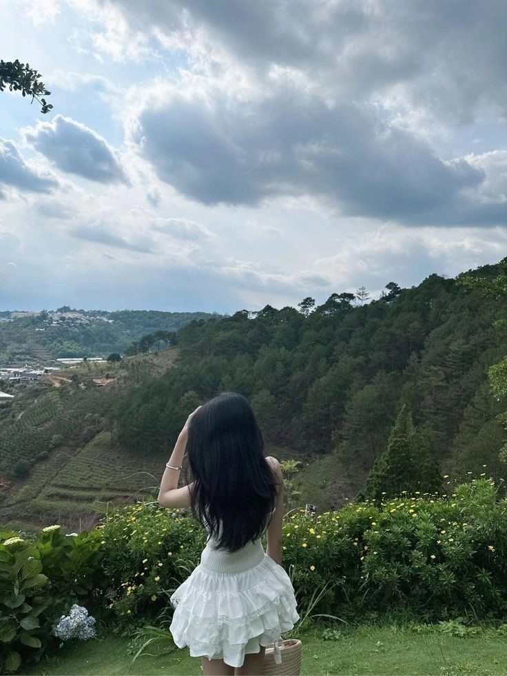 ảnh chụp sau lưng buồn