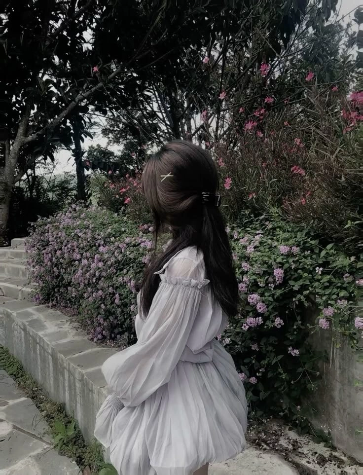 ảnh chụp sau lưng buồn