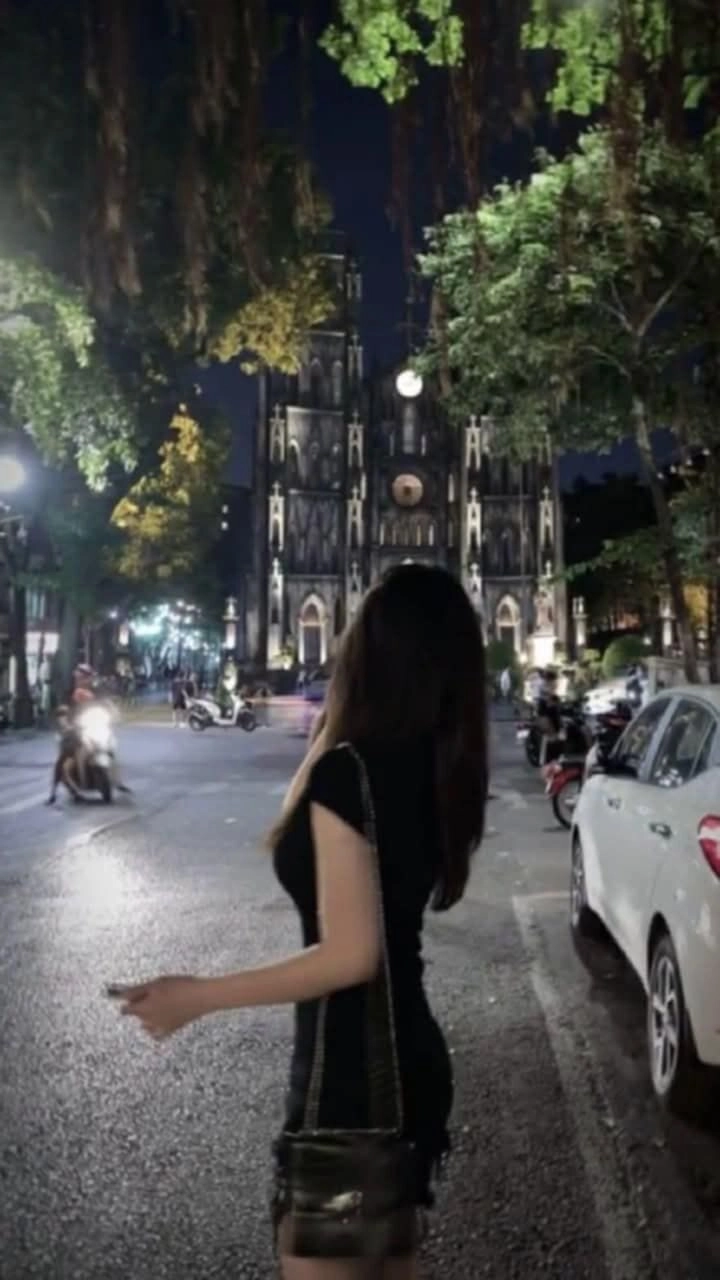 ảnh chụp sau lưng buồn