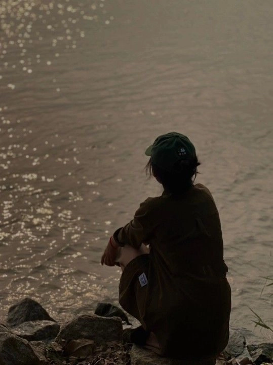 ảnh chụp sau lưng buồn