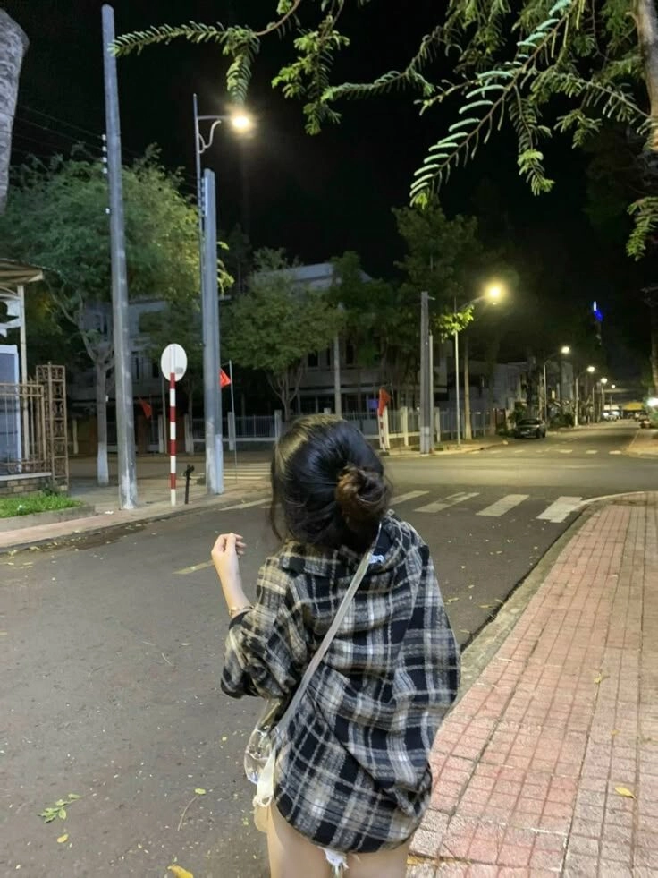 ảnh chụp sau lưng buồn