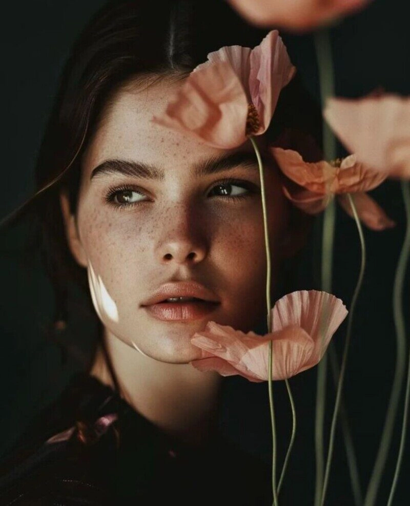 ảnh cô gái cầm hoa che mặt buồn