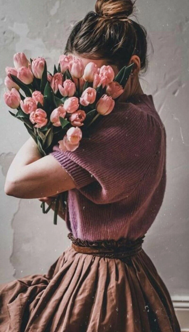 ảnh cô gái cầm hoa che mặt buồn