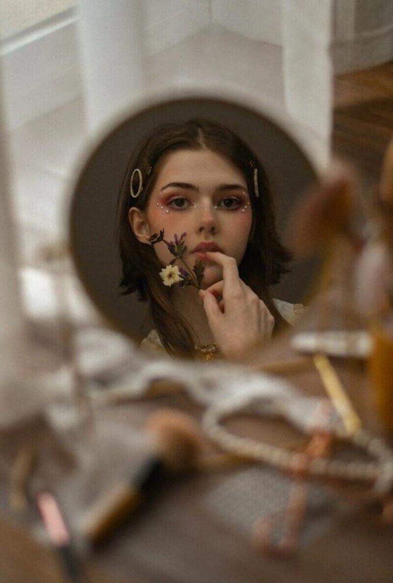 ảnh cô gái cầm hoa che mặt buồn