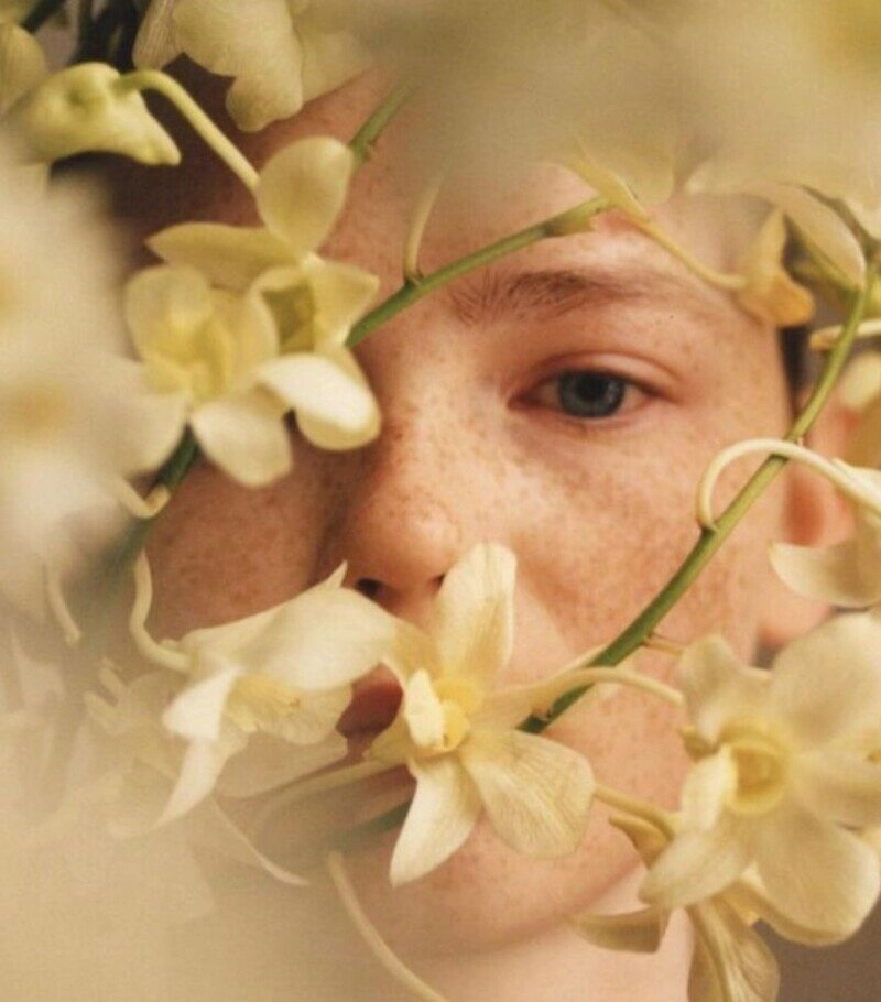 ảnh cô gái cầm hoa che mặt buồn