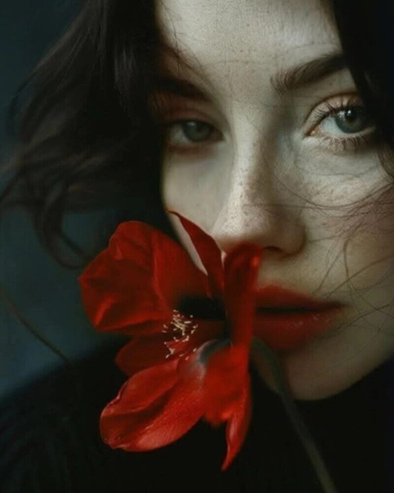 ảnh cô gái cầm hoa che mặt buồn