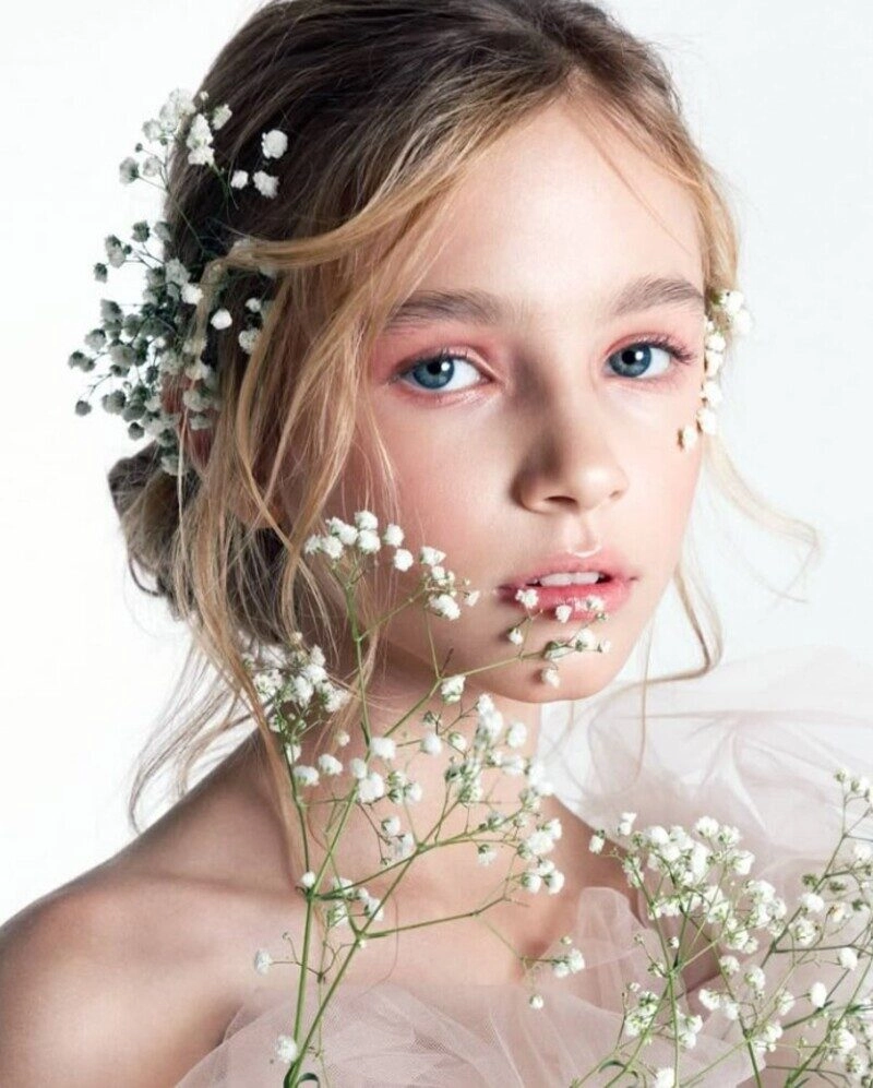 ảnh cô gái cầm hoa che mặt buồn