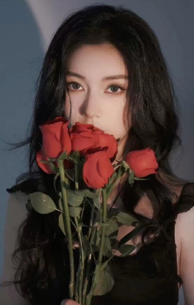 ảnh cô gái cầm hoa che mặt buồn
