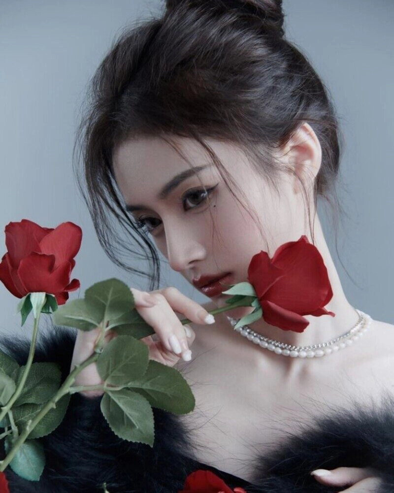 ảnh cô gái cầm hoa che mặt buồn