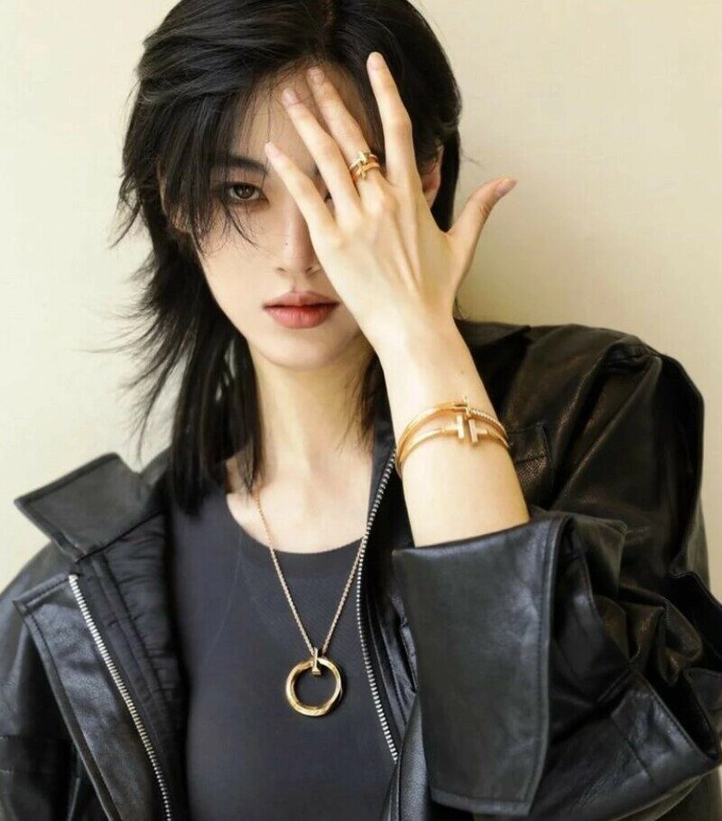 ảnh gái đẹp tóc ngắn che mặt