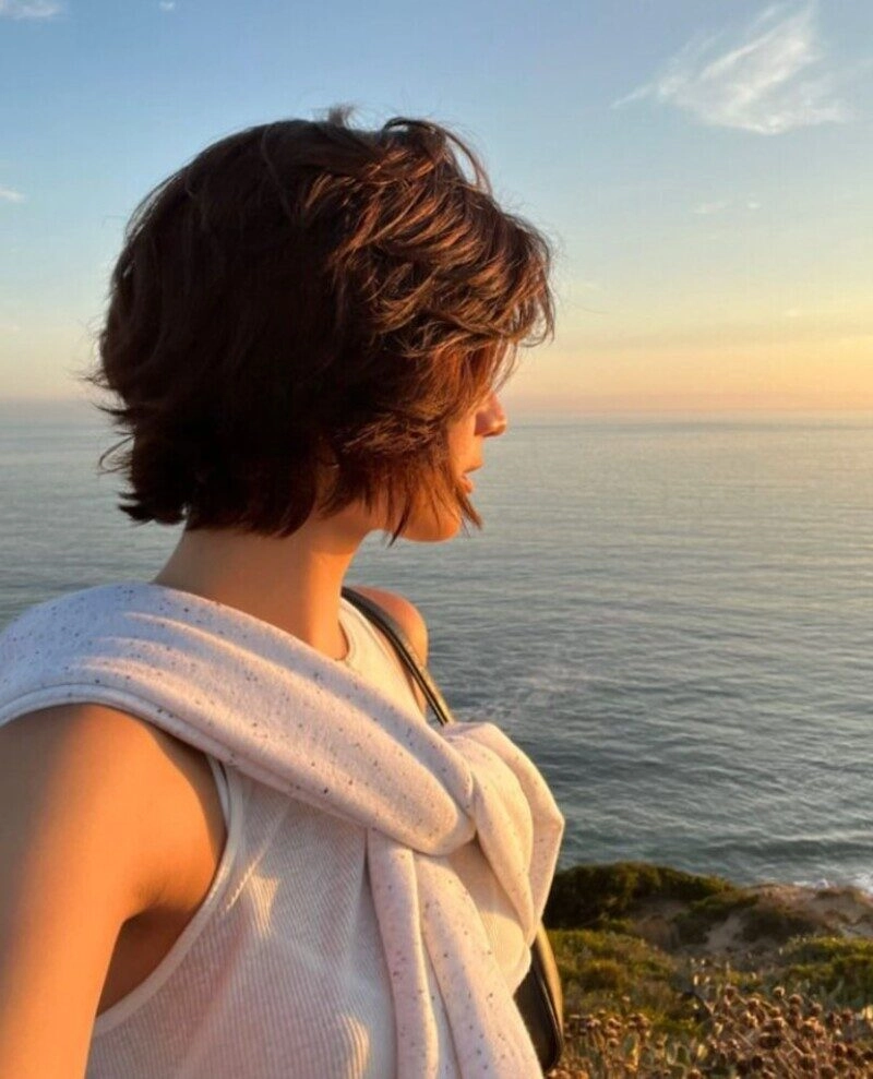 ảnh gái đẹp tóc ngắn che mặt