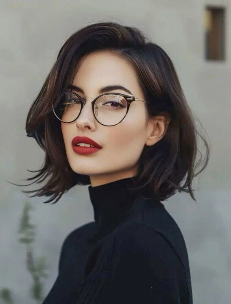 ảnh gái xinh tóc ngắn đeo kính