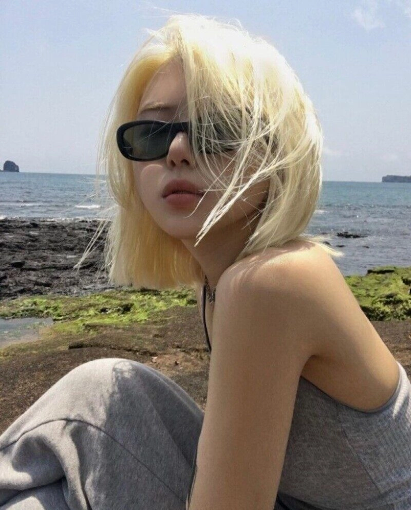 ảnh gái xinh tóc ngắn đeo kính