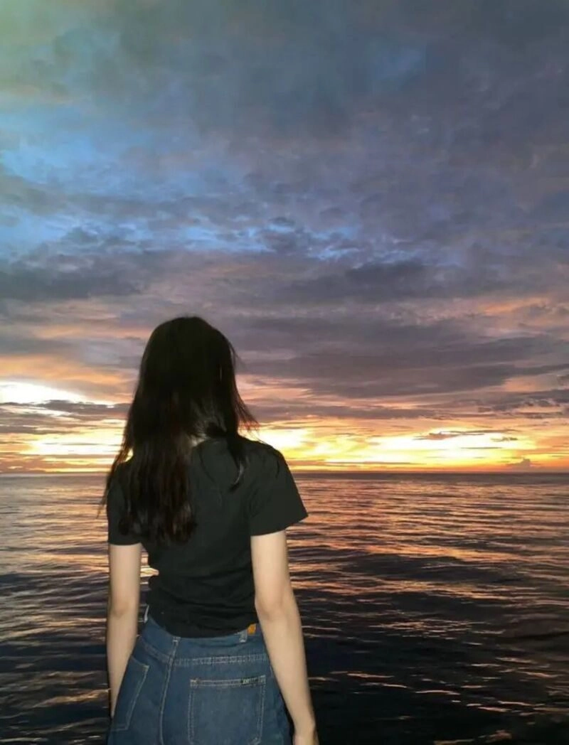 ảnh chụp sau lưng buồn