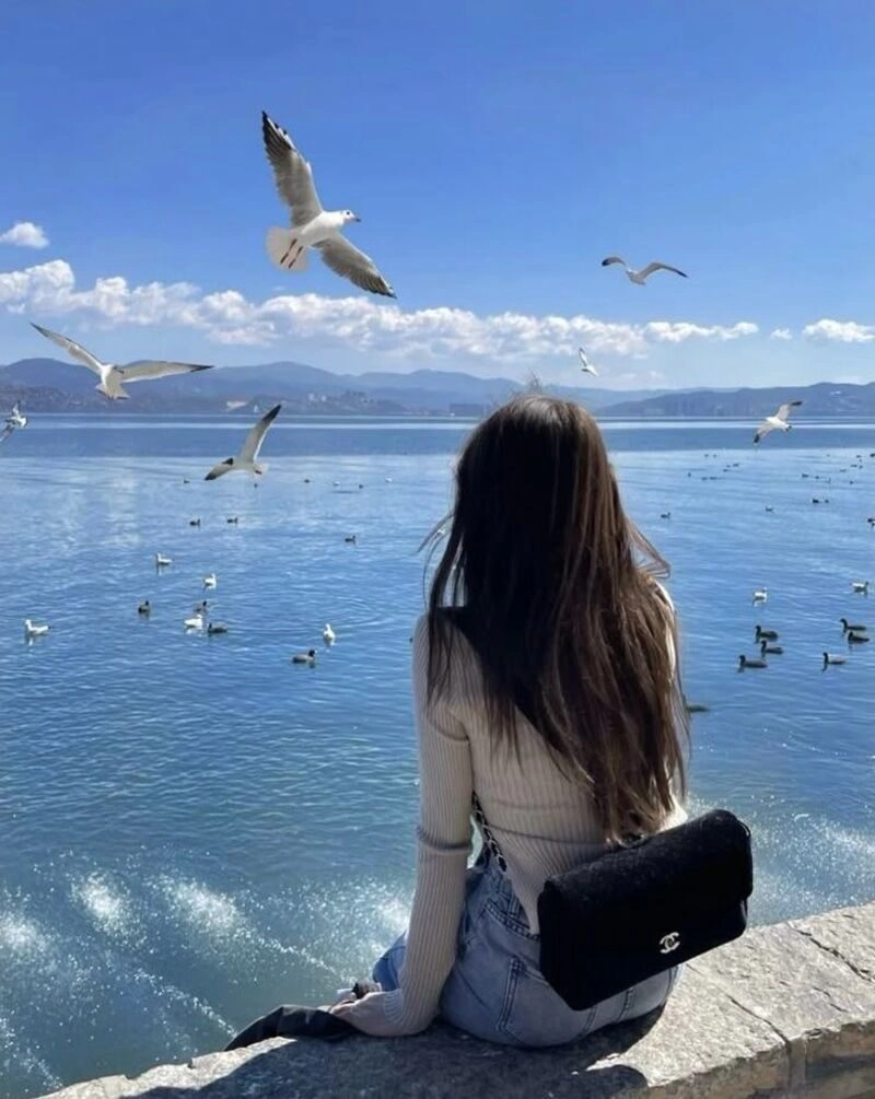 ảnh chụp sau lưng buồn