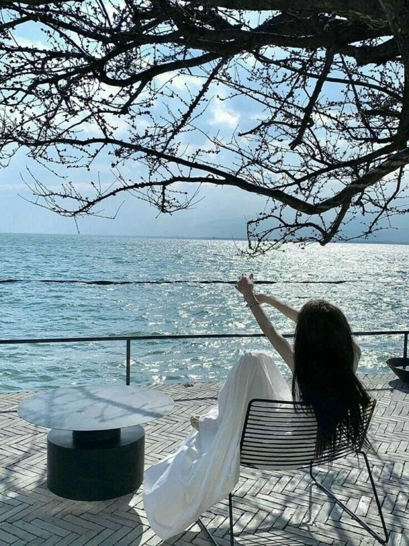 ảnh chụp sau lưng buồn