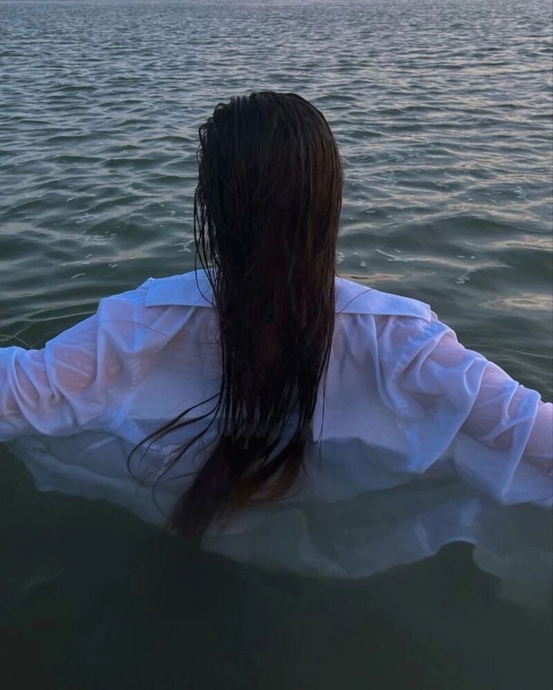 ảnh chụp sau lưng buồn