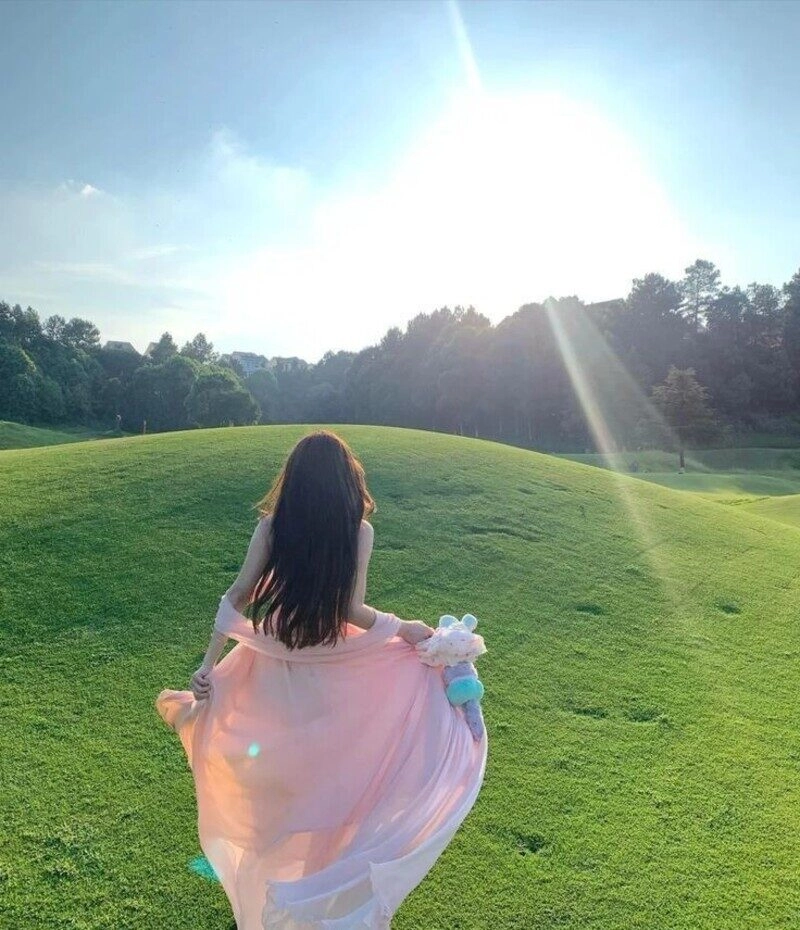 ảnh chụp sau lưng buồn