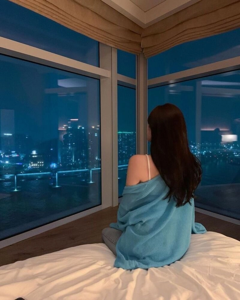 ảnh chụp sau lưng buồn