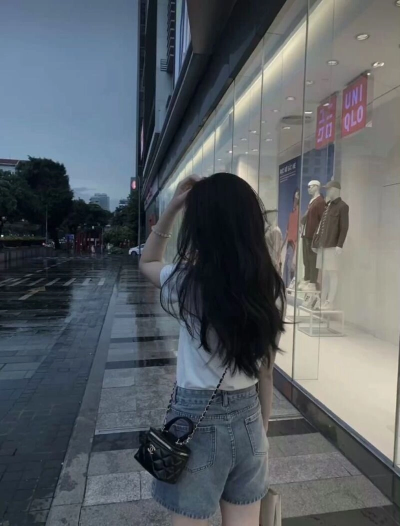 ảnh chụp sau lưng buồn