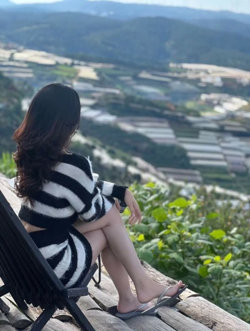 ảnh chụp sau lưng buồn