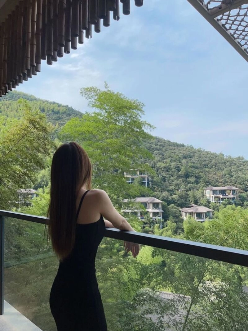 ảnh chụp sau lưng buồn