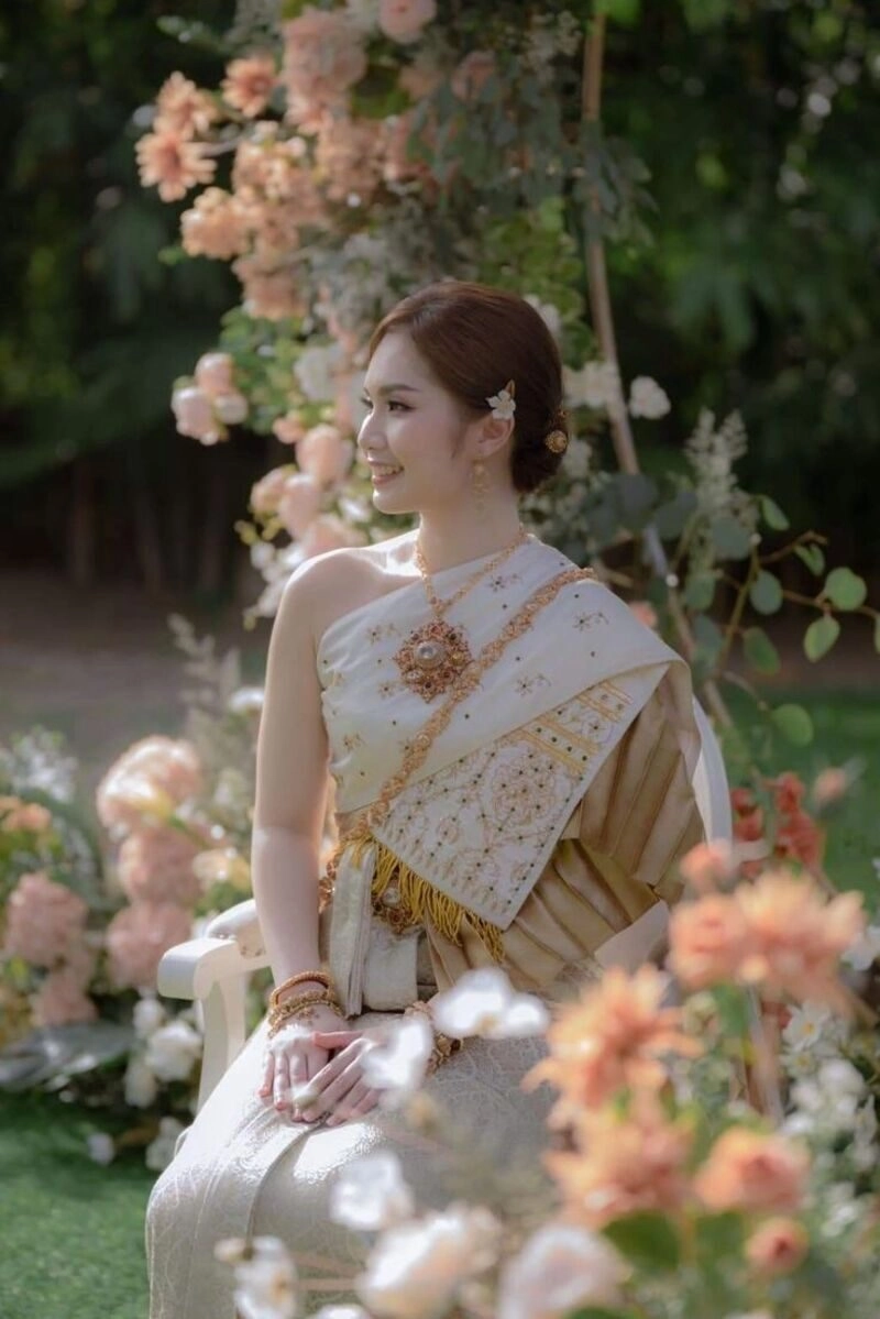 ảnh gái thái lan mặc trang phục truyền thống