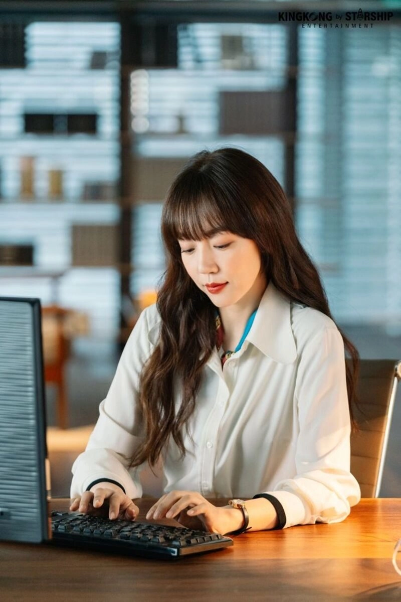 ảnh gái văn phòng làm việc