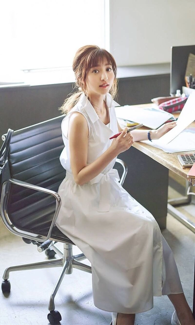 ảnh gái văn phòng làm việc