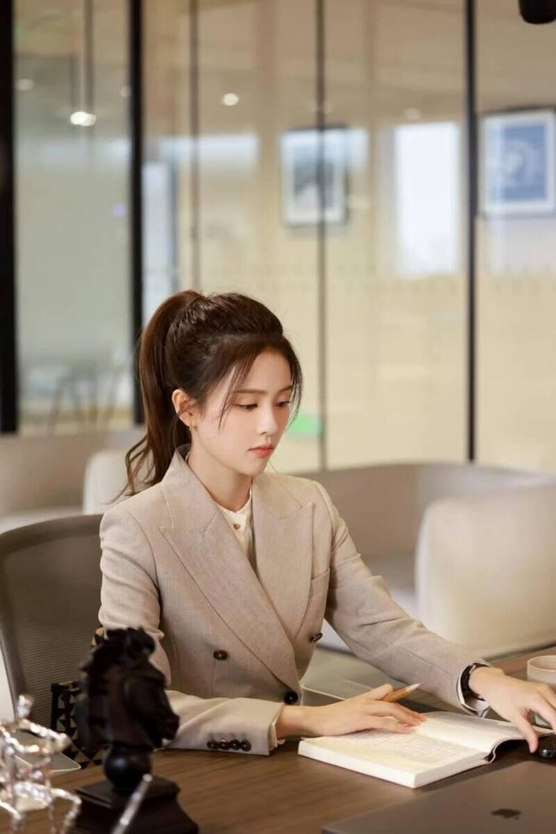 ảnh gái văn phòng làm việc