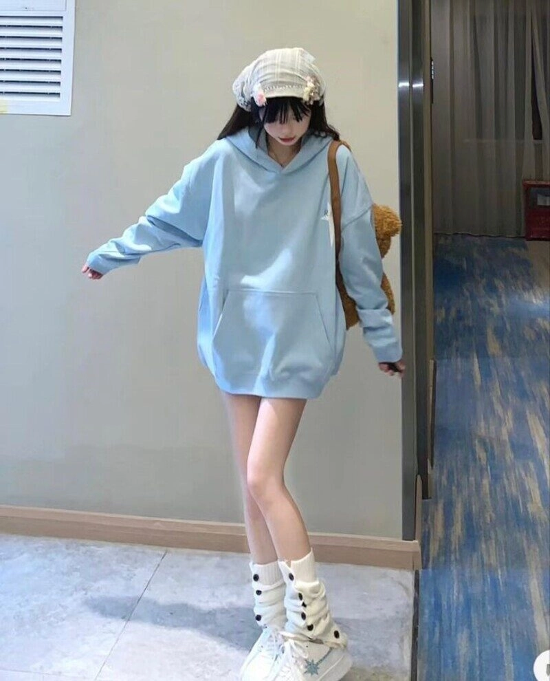 ảnh gái xinh mặc áo hoodie