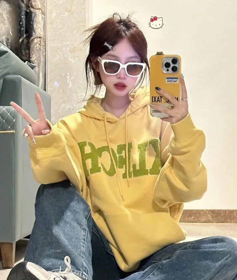 ảnh gái xinh mặc áo hoodie