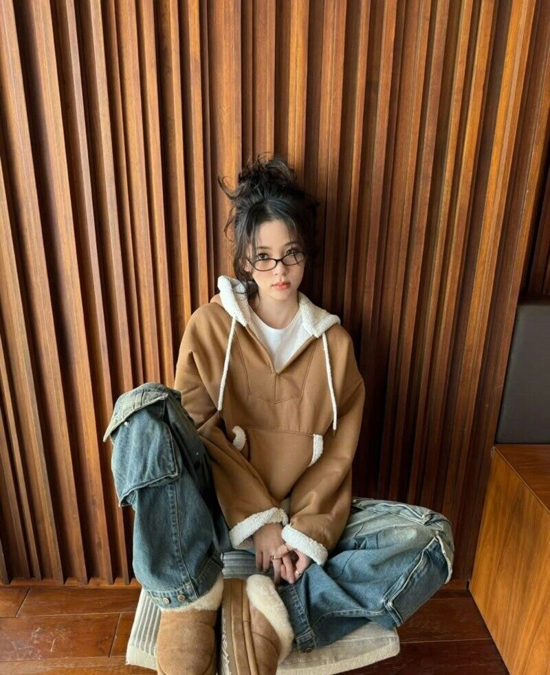 ảnh gái xinh mặc áo hoodie