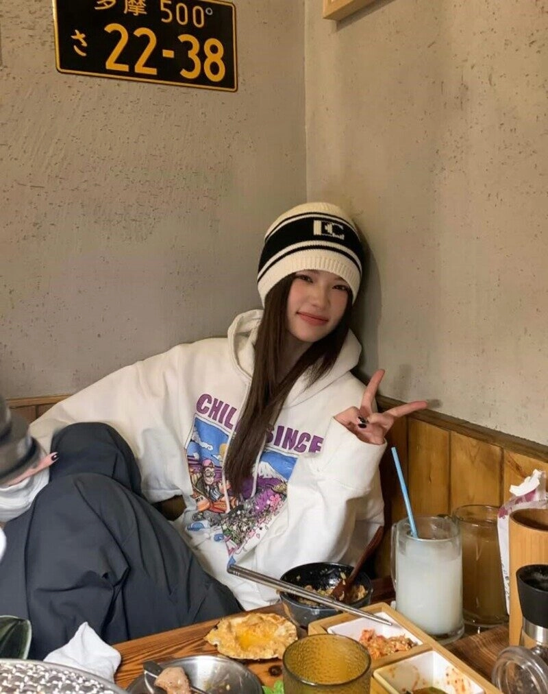 ảnh gái xinh mặc áo hoodie