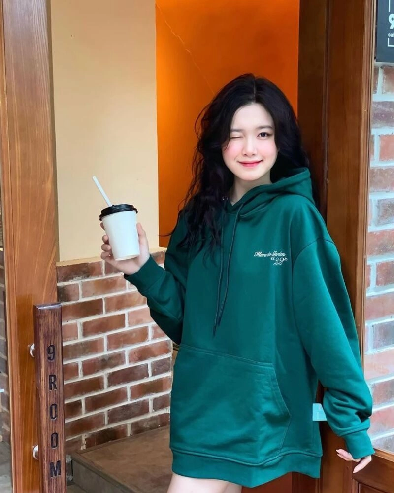 ảnh gái xinh mặc áo hoodie