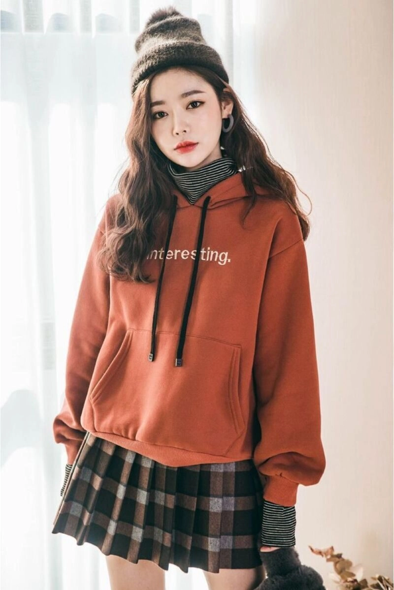 ảnh gái xinh mặc áo hoodie