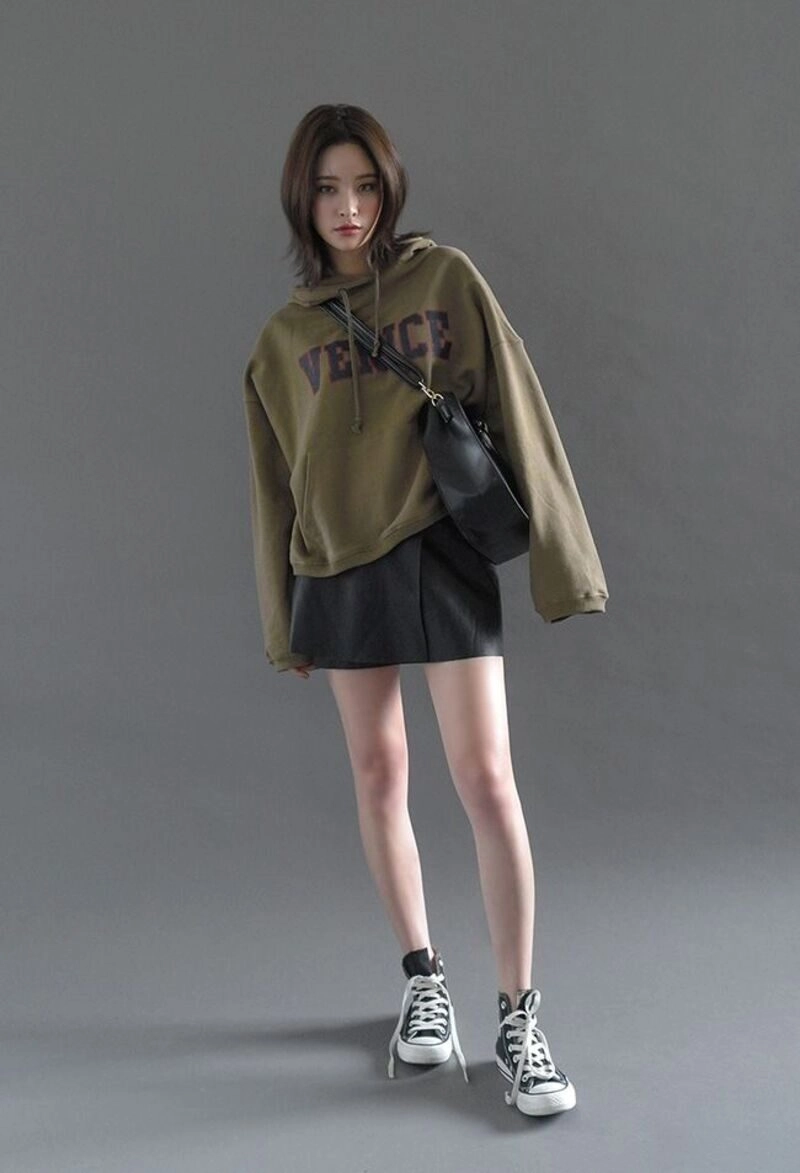 ảnh gái xinh mặc áo hoodie